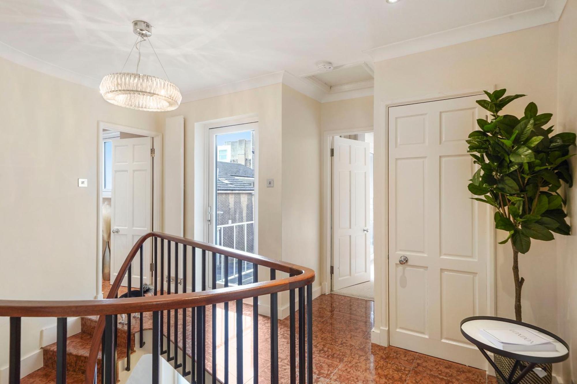 Вилла Mews House London With Private Patio & Parking Экстерьер фото