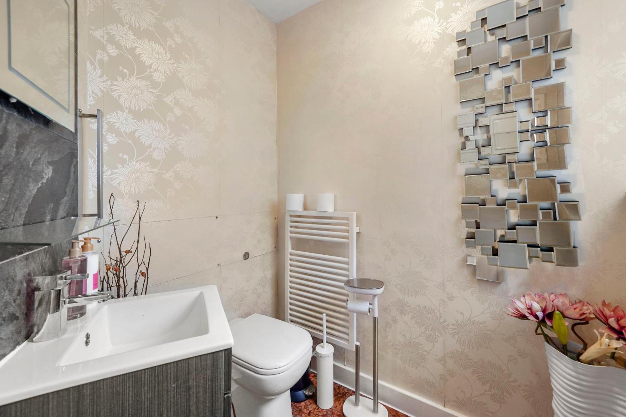 Вилла Mews House London With Private Patio & Parking Экстерьер фото