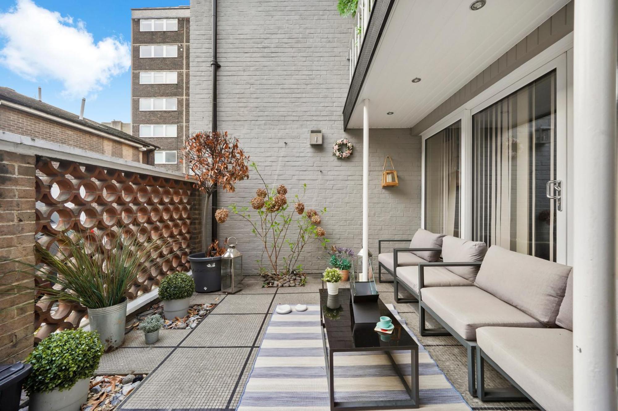 Вилла Mews House London With Private Patio & Parking Экстерьер фото